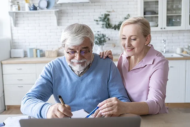 Altersvorsorge Ehepaar schaut über die Zahlen der Altervorsorge