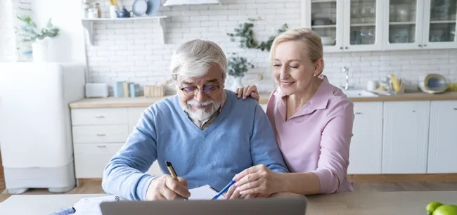 Altersvorsorge Ehepaar schaut über die Zahlen der Altervorsorge